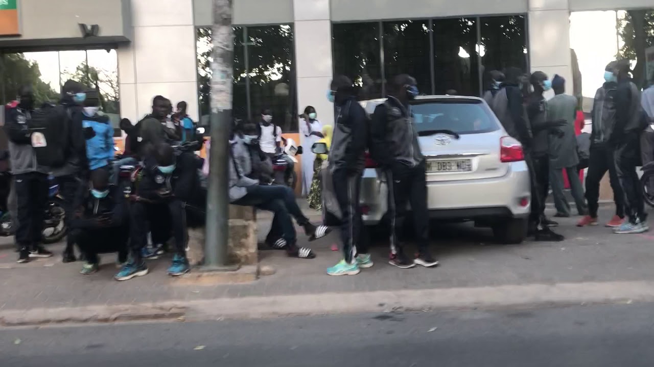 Ayanboderufus's tweet card. Fin de mois au Sénégal, attroupement devant les banques