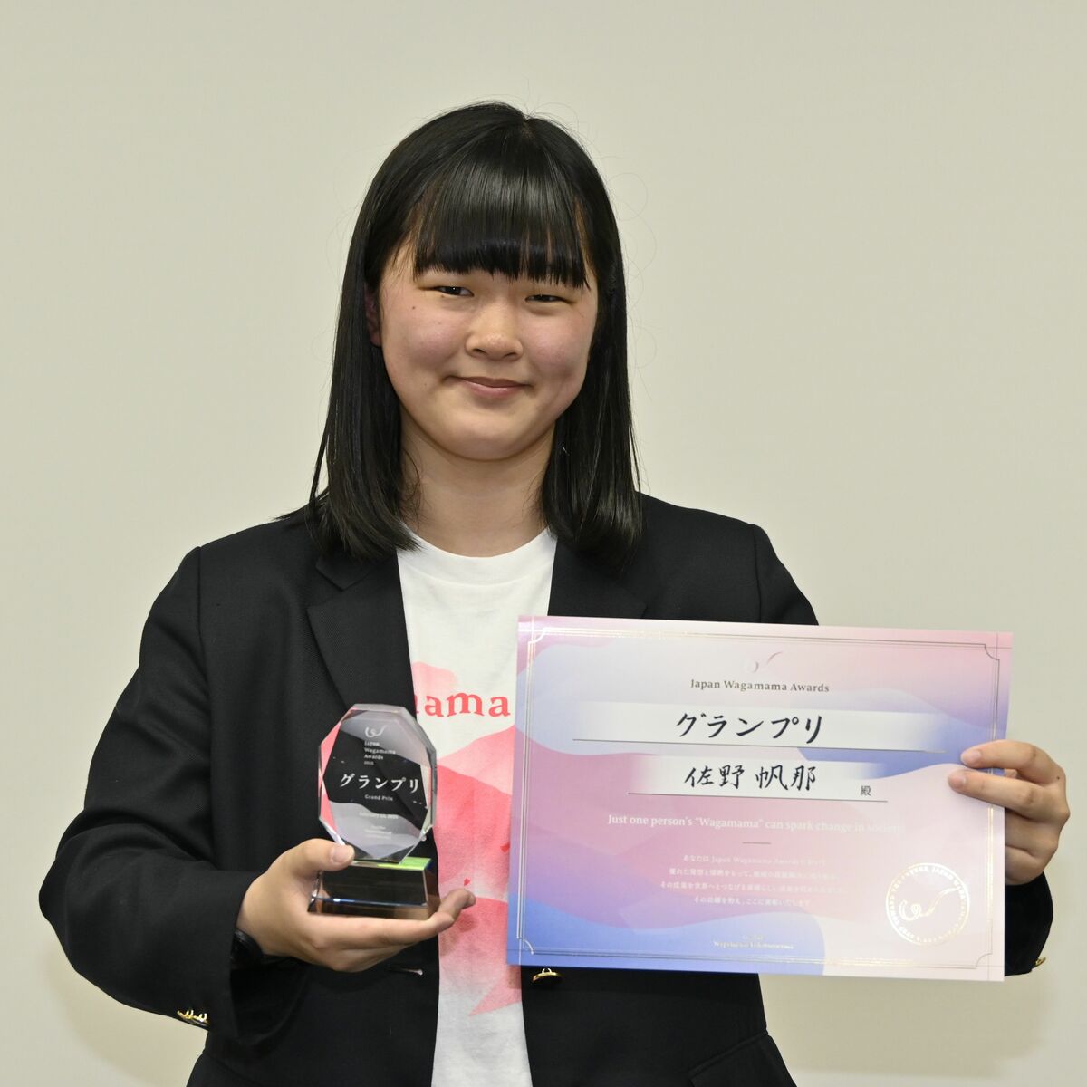 shimotsuke_np's tweet card. 【真岡】高勢町の宇都宮東高付属中３年佐野帆那（さのはんな）さん（14）が２月に都内で開かれた10代対象のアプリ開発コンテスト「Ｊａｐａｎ　Ｗａｇａｍａｍａ　Ａｗａｒｄｓ（ジャパン・ワガママ・アウォーズ）」で最高賞のグランプリに輝き、７月に米国で開かれるマサチューセッツ工科大主催のサミットで発表する機会を手にした。佐野さんは「世界中から集まる人たちと交流できることにワクワクしている」と期待に胸...