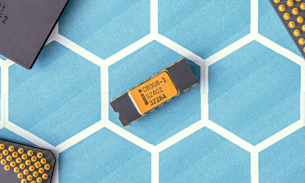 muycomputer's tweet card. Hay invenciones que nacen para resolver un problema concreto y hay otras que terminan dando forma al mundo. El transistor pertenece a esa segunda categoría. Pasa desapercibido, escondido bajo...