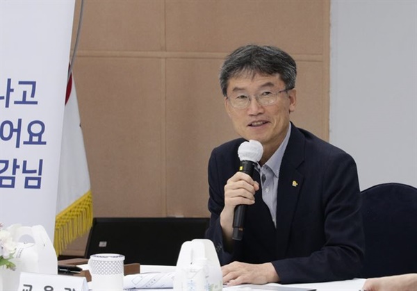 OhmyNews_Korea's tweet card. 천창수 울산교육감이 고교 무상교육 재원 중 47.5%를 국가가 부담하는 특례 조항 적용 기한을 3년 연장하는 법안 통과를 환영했다. 그는 세수 감소로 교부금이 축소되어 학교 환경개선은 물론 기본운영비조차 줄여 교부할 수밖에 없었던 교육재정 위기 상황을 설명하며, 국가 정책사업에 대한 국가의 책임을 강조했다. 또한...