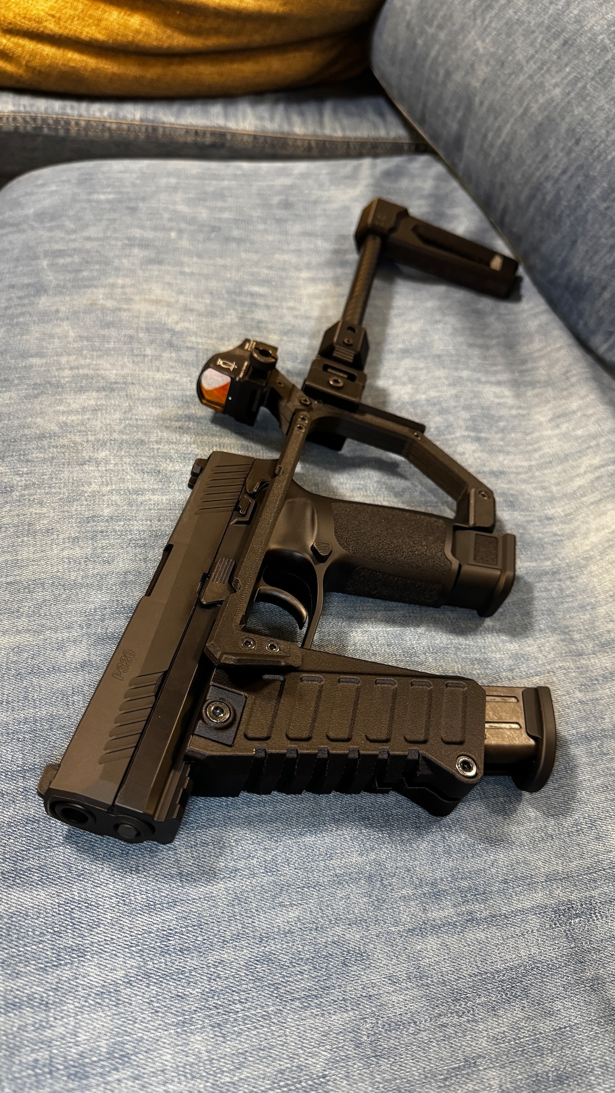 Milideco_'s tweet card. 東京マルイP320をカービン化するパーツです。フォアグリップには予備マガジンを装填可能。サムレストにより、安定保持できます。後端に20ミリレールオフセットマウントを取り付け可能で、各種ダットサイトを搭載できます。取り付けにはM3, M5のボルトを使用し、銃を分解することなく、無加工で取り付けできます。素材はPETG-CF。カーボンファイバー入りの樹脂でとても頑丈です。オプションで軽量カーボン...