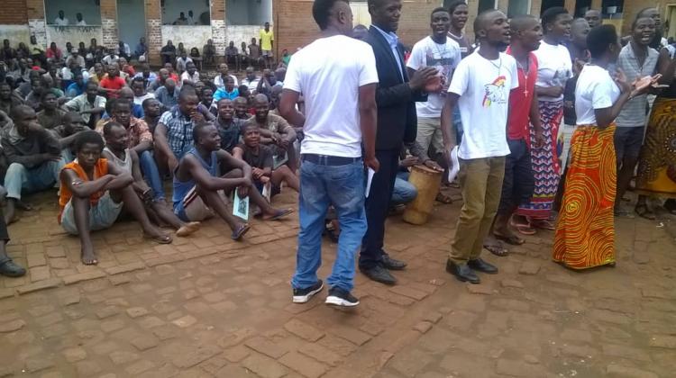 BRAVOProgram's tweet card. In Malawi le piaghe da decubito possono venire per come si dorme in prigione. L’uno ammassato all’altro, sdraiati su un fianco perché, pur per terra, non c’è posto per tutti. Ogni tanto una guardia...