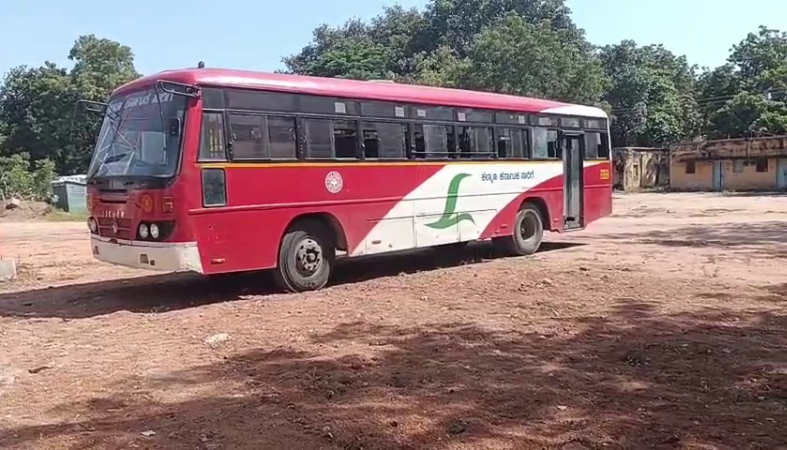 publictvnews's tweet card. ರಾಯಚೂರು: ಮಕ್ಕಳ ಮೇಲೆ ಕೆಕೆಆರ್‌ಟಿಸಿ (KKRTC) ಬಸ್ ಹರಿದ ಪರಿಣಾಮ ಓರ್ವ ಬಾಲಕ ಸಾವನ್ನಪ್ಪಿದ್ದು, ಇನ್ನೋರ್ವ ಗಂಭೀರ ಗಾಯಗೊಂಡಿರುವ ಘಟನೆ ರಾಯಚೂರಿನ (Raichur) ಲಿಂಗಸುಗೂರು (Lingasugur)