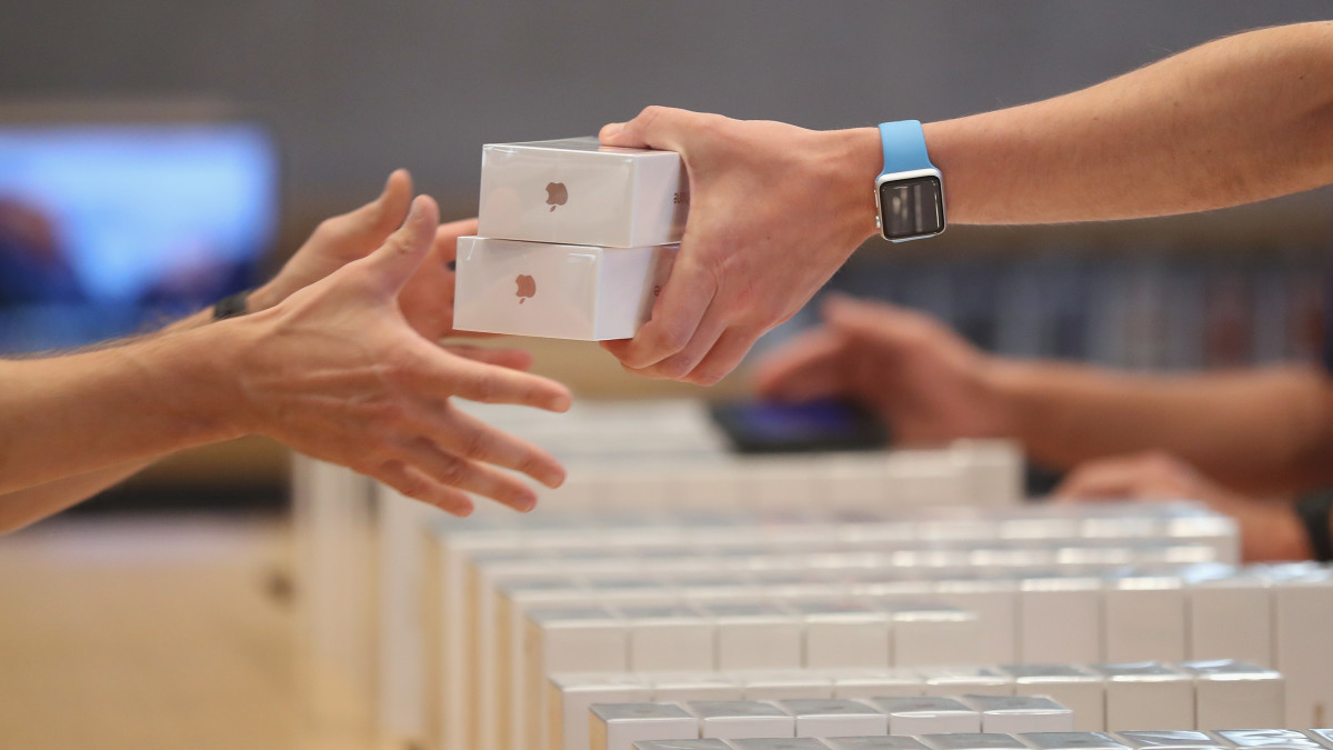 onehitGit's tweet card. Apple’s new iPhone 16 is not selling as well as the company had hoped.