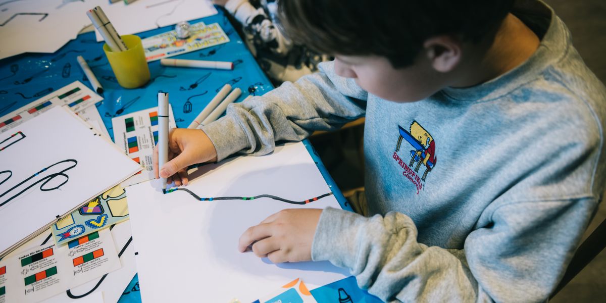 derspiegel's tweet card. Roboter bauen oder auf Weltreise gehen, ohne den Raum zu verlassen: Bei der »Code Week« lernen Kinder jede Menge über Technik.