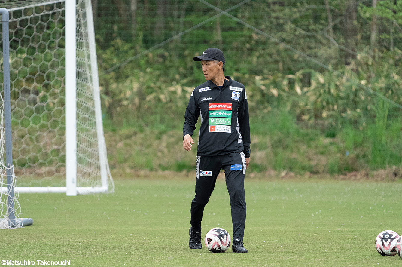 footballista_jp's tweet card. 周知のとおり、ブラウブリッツ秋田を率いる吉田謙監督の言葉には熱とパワーがあり、浸透力がある。簡潔明瞭、それでい