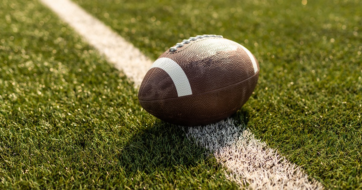 mainichi's tweet card. 　アメリカンフットボールの全日本大学選手権は22日、川崎市の富士通スタジアム川崎などで準々決勝2試合があった。昨年の甲子園ボウル王者の立命大（関西2位）は法大（関東3位）に42―22で快勝。関大（関西3位）は明大（関東2位）を42―28で降し、ともに準決勝に駒を進めた。