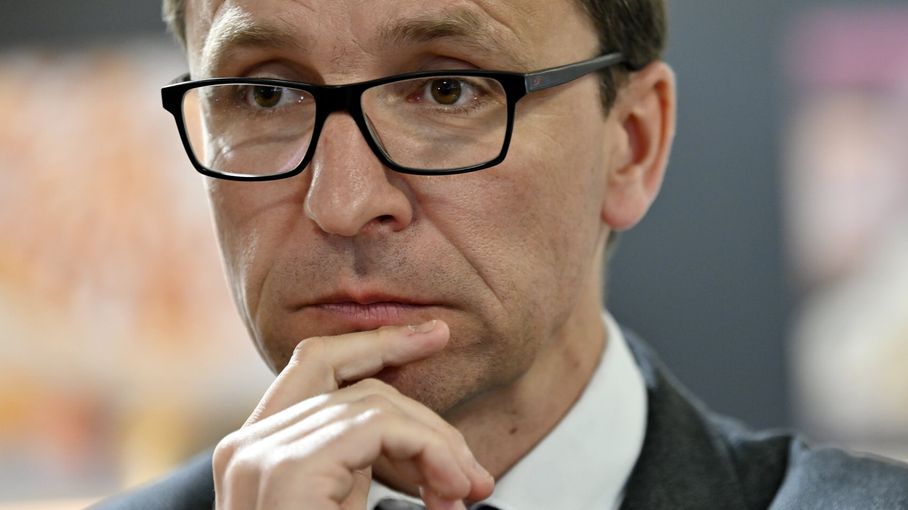 R_DeCastelnau's tweet card. Jérôme Dumont appelle sur franceinfo, samedi, "à redonner une place centrale à l'histoire" alors qu'une messe en hommage au maréchal Pétain s'est tenue à Verdun.