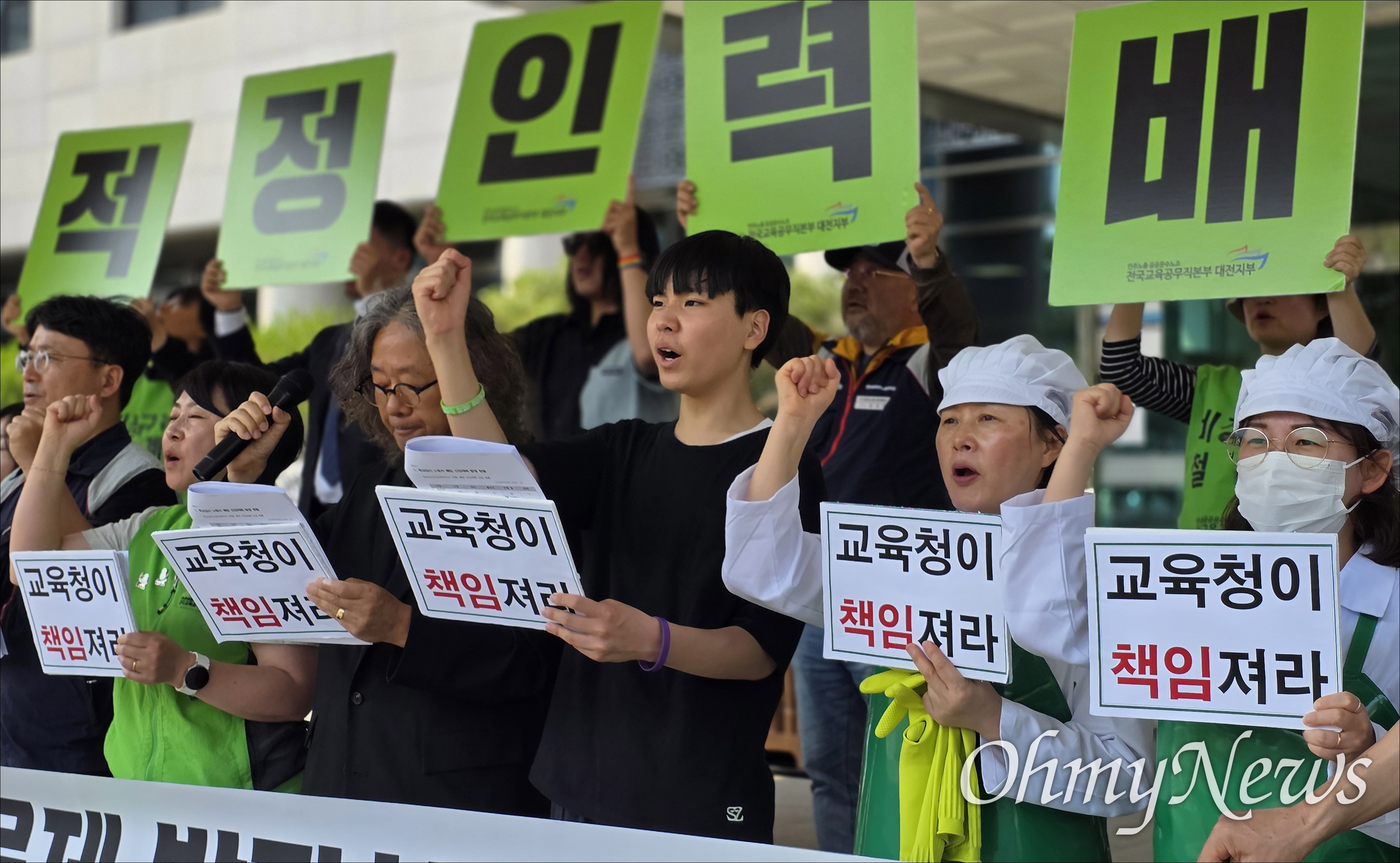 OhmyNews_Korea's tweet card. 교육당국이 학생들에게 '친환경 무상급식'을 제공한다고 하지만, 실제로는 가공식품과 냉동완제품이 식판을 채우고 있다고 교육공무직 노동자들이 비판했다. 전국교육공무직본부 대전지부는 예산과 인력 부족으로 조리원 한 명이 100명이 넘는 학생의 급식을 담당하는 현실을 지적하며, 조리원 1인당 식수 인원을 60명까지 ...