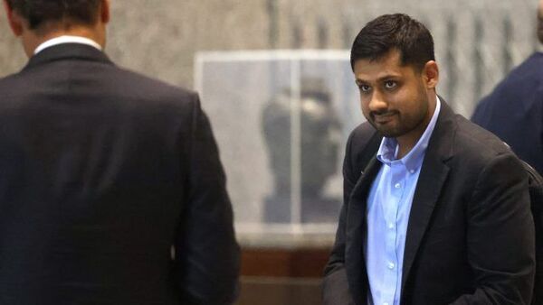 guang_lie's tweet card. Former Chicago billionaire Rishi Shah has been sentenced to 7.5 years for a $1 billion fraud at Outcome Health. Shah and other executives, including another Indian American Shradha Agarwal, were also...