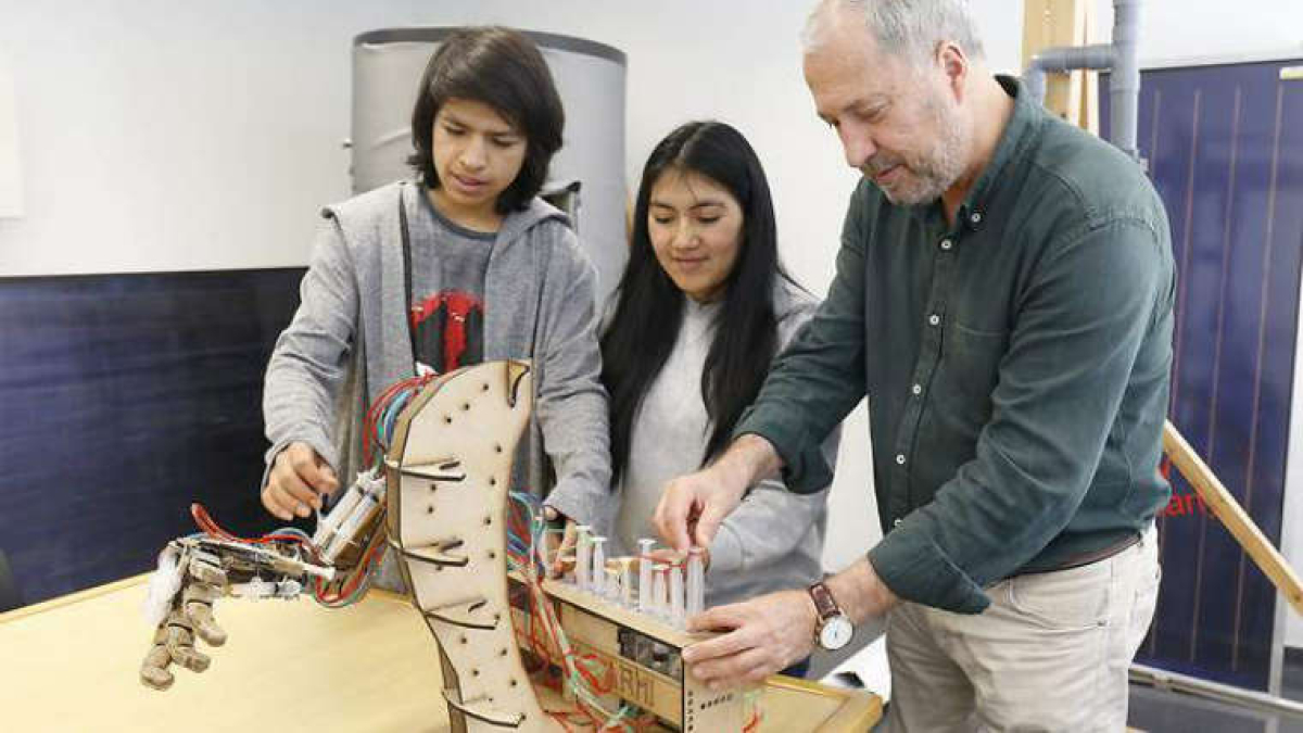 aurgar's tweet card. Un estudiante de arquitectura, Joel Alexander, inventa junto a una compañera brazos hidráulicos de bajo coste.
