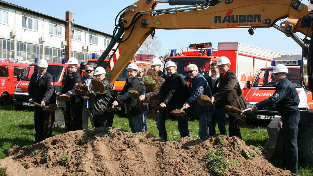 fdp_sv_hef's tweet card. Großer Bahnhof im Bad Hersfelder Stadtteil Asbach: Politische Mandatsträger, Vertreter aus der Wirtschaft sowie zahlreiche Feuerwehr-Kameraden haben sich auf der „grünen Wiese“ hinter dem Areal der...