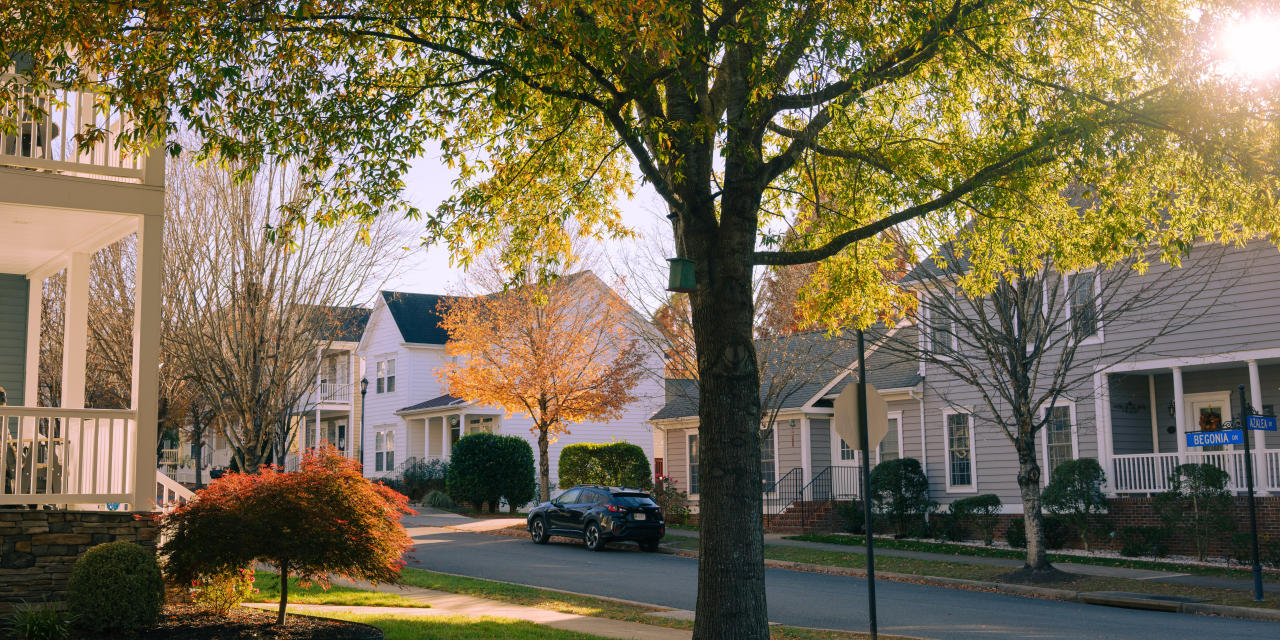 WSJGraphics's tweet card. Wealthy districts voted Democratic on Tuesday, but middle-income voters could swing most House battlegrounds next year.