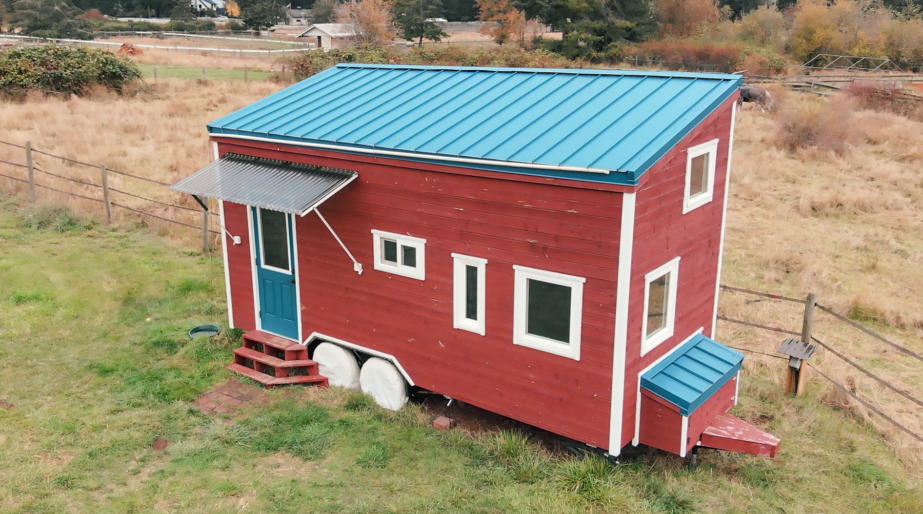 TinyHouseTalk's tweet card. Jake & Kiva started building their 20-foot long tiny house in 2014 and they've been living in it full-time with their cat and dog for 4 years now! They came up with some brilliant solutions and