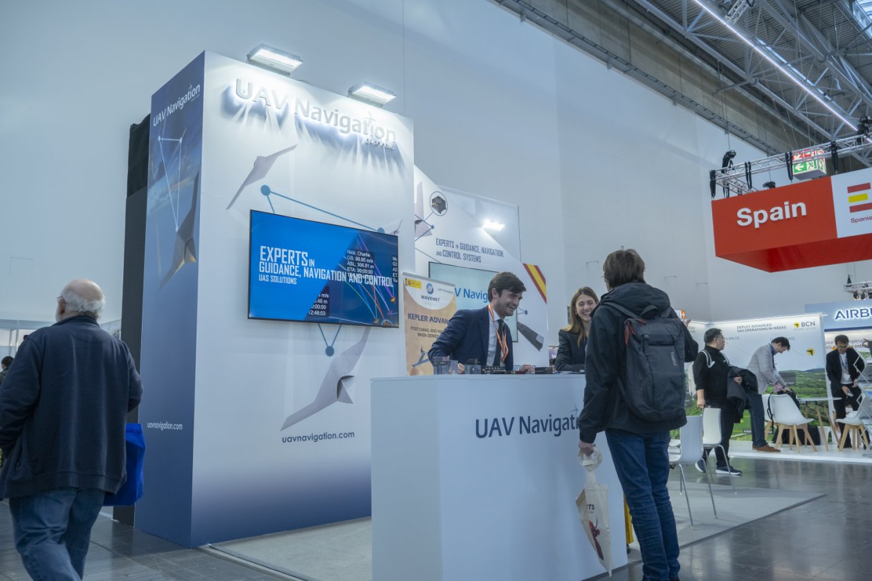 DefensaCom's tweet card. UAV Navigation – Grupo Oesia muestra sus capacidades de guiado, navegación y control en el evento XPONIENTIAL en Estados Unidos