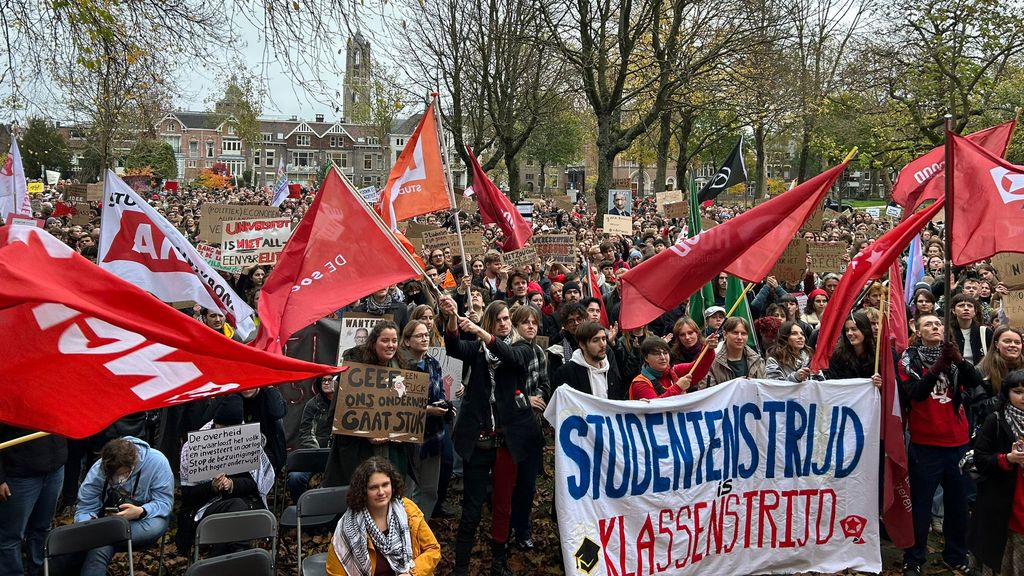 NOS's tweet card. De grote demonstratie die was aangekondigd ging om veiligheidsredenen niet door. Een aantal organisaties protesteerde toch tegen de onderwijsbezuinigingen.