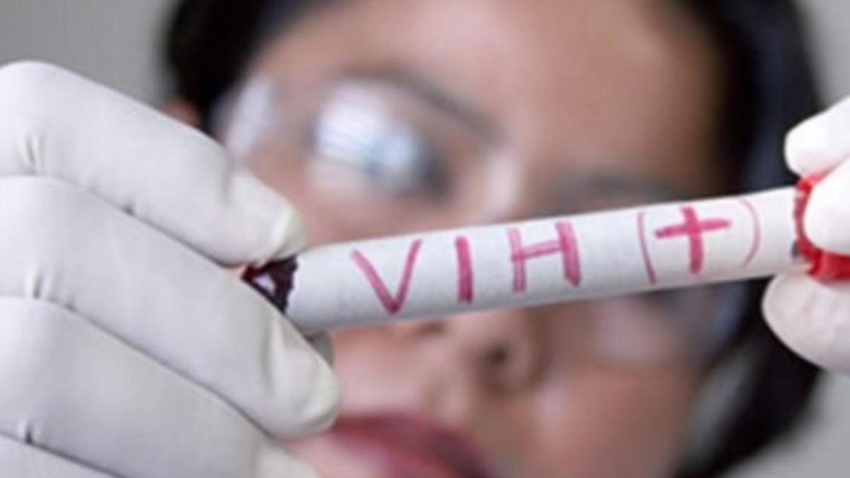 rac1's tweet card. Pas de gegant en el tractament del VIH: una vacuna terapèutica contra el virus que provoca la sida desenvolupada a Barcelona aconsegueix que el control del virus en les p...