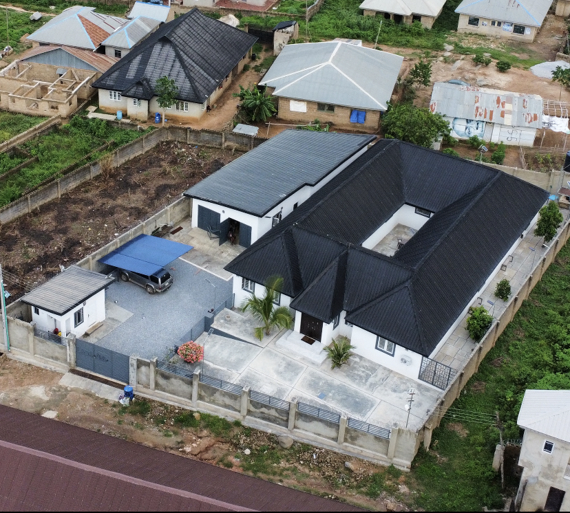 OloyeSomorin's tweet card. Courtyard micro estate is up for sale. Located in New Vista Estate, Moganna, Elebu, Ibadan, it sits on two oversized plots and in a Cul De Sac. The main house has five bedrooms plus a game r...