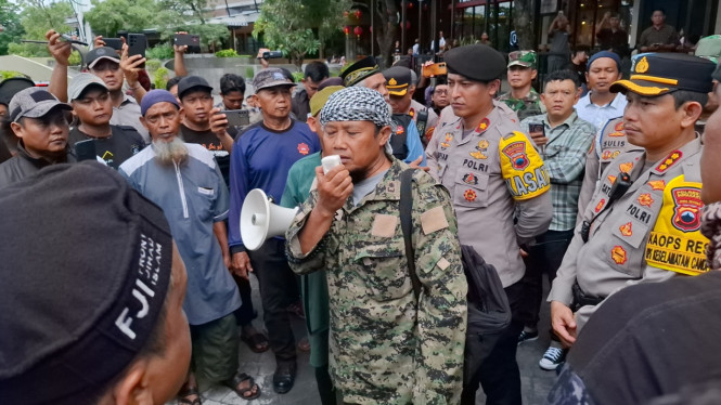 wargaindocom's tweet card. Ormas menggelar aksi menolak festival kuliner Cap Go Meh yang menyajikan kuliner nonhalal yang diselenggarakan di Solo Paragon Mall, Rabu, 12 Februari 2025