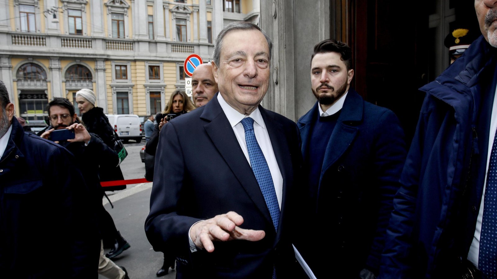 HuffPostItalia's tweet card. Se i governi non accetteranno di cedere altra sovranità, anche emettendo eurobond, si rischia un progetto sgangherato in una logica decentralizzata paese per p…