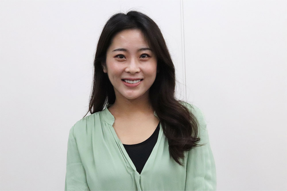 hypnosis_model's tweet card. 新木莉央さんの催眠術体験の様子はこちらからご覧いただけます。