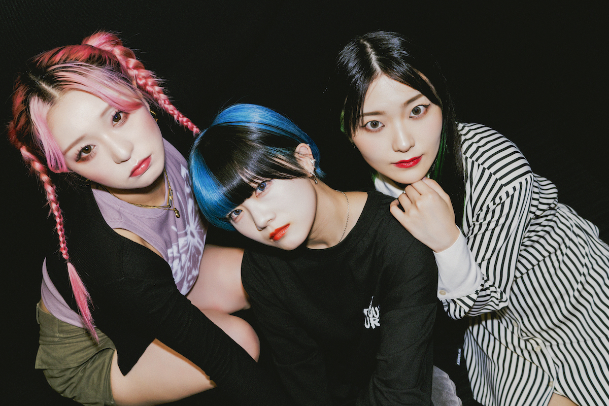 realsoundjp's tweet card. haruka、maho、kotoneによる3人組ダンスボーカルユニット、Chego（チェゴ）が新曲「Searchlight」をリリースした。　2017年に結成した彼女たちは、全員がダンス歴10年を超える実力派。公式YouTubeチャンネル「チェゴチャンネル」では、K-POPのカバー動画のほか、彼女…