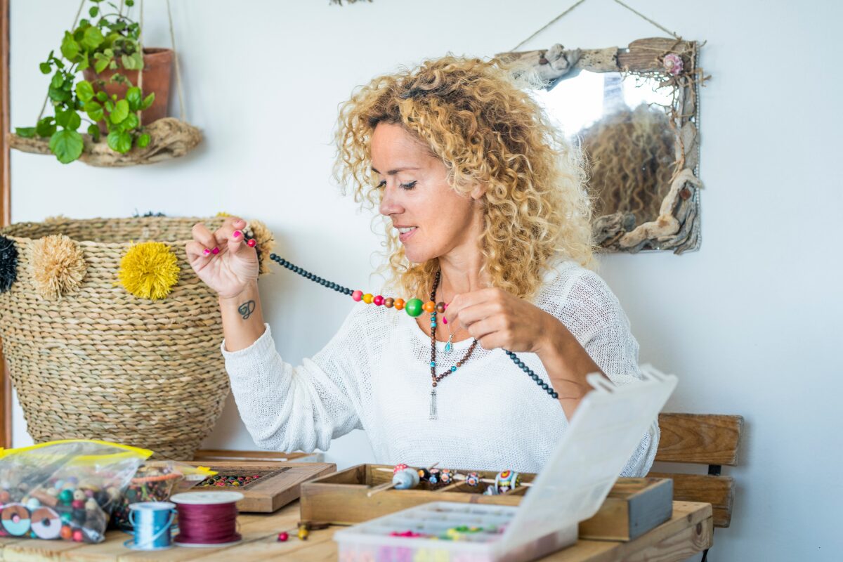 pathdivinity's tweet card. Learn 11 ways to get out of a comfort zone, discover why it’s worth it, get inspired by 20 quotes, and finally grow beyond your limits!