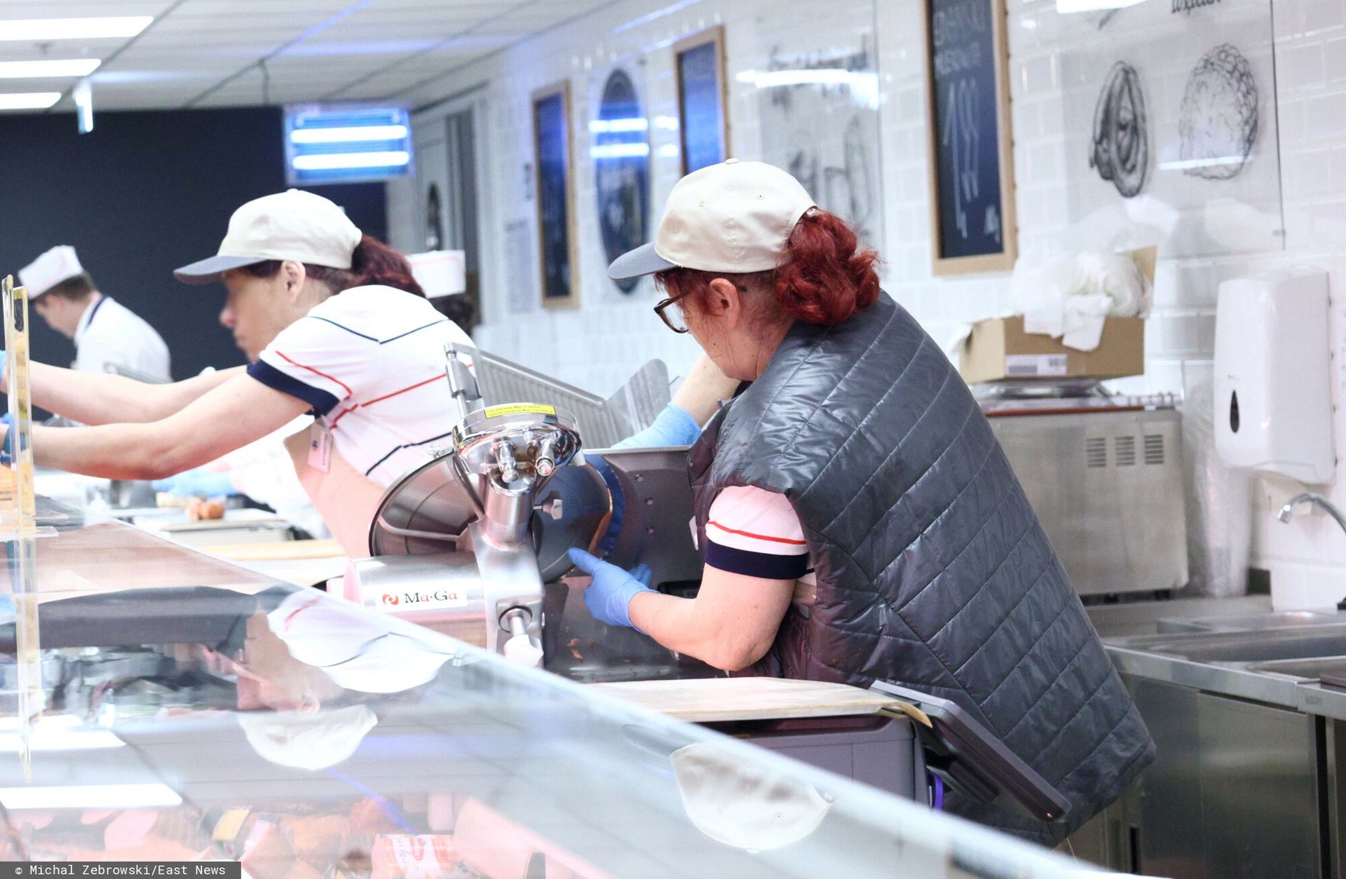 GSiemionczyk's tweet card. Przez lata płaca minimalna w Polsce była tak niska, że jej podnoszenie miało głównie pozytywne skutki. Po kolejnych podwyżkach może być inaczej. Ale jesteśmy skazani na domysły, bo polityka płacy...