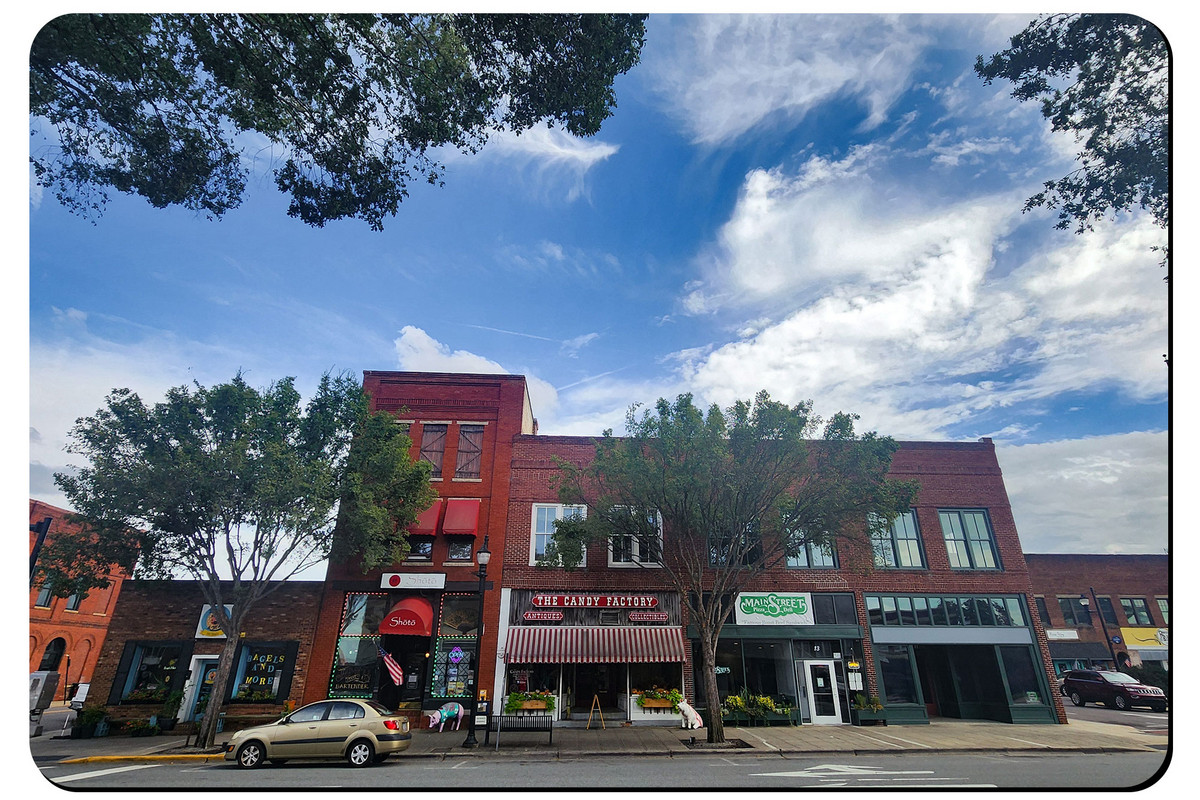 Noahbierman's tweet card. Rural and exurban places like Davidson County may not be growing as fast as Charlotte and Raleigh but they’re serving as a powerful political counterweight.