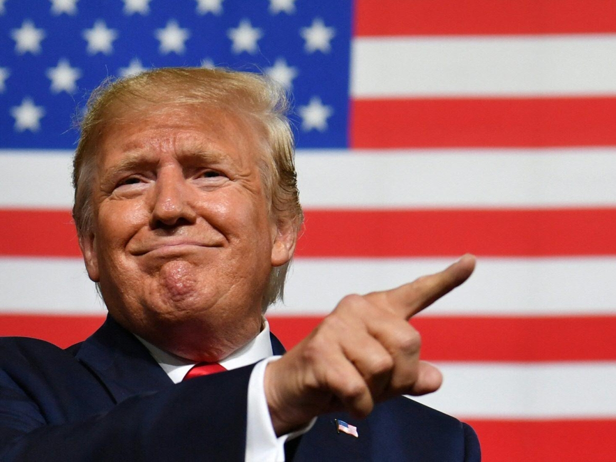 Corriere's tweet card. Trump ha annunciato l'intenzione di attaccare i narcotrafficanti anche sul suolo venezuelano, e ordinato l'invio di una portaerei nell'area. Che cosa comporta questo, visto che per il presidente Usa...