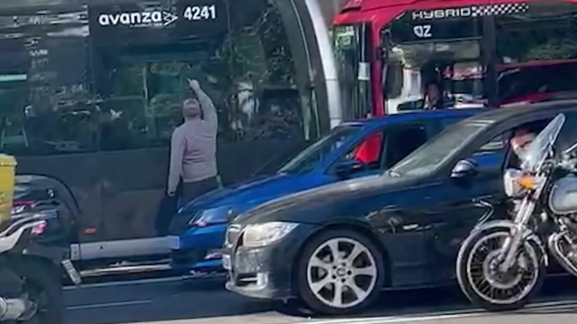 heraldoes's tweet card. La Policía Local de Zaragoza detiene a un conductor de 28 años tras amenazar y soltar un bofetón a la mujer y encararse después tanto con viandantes como con los agentes.