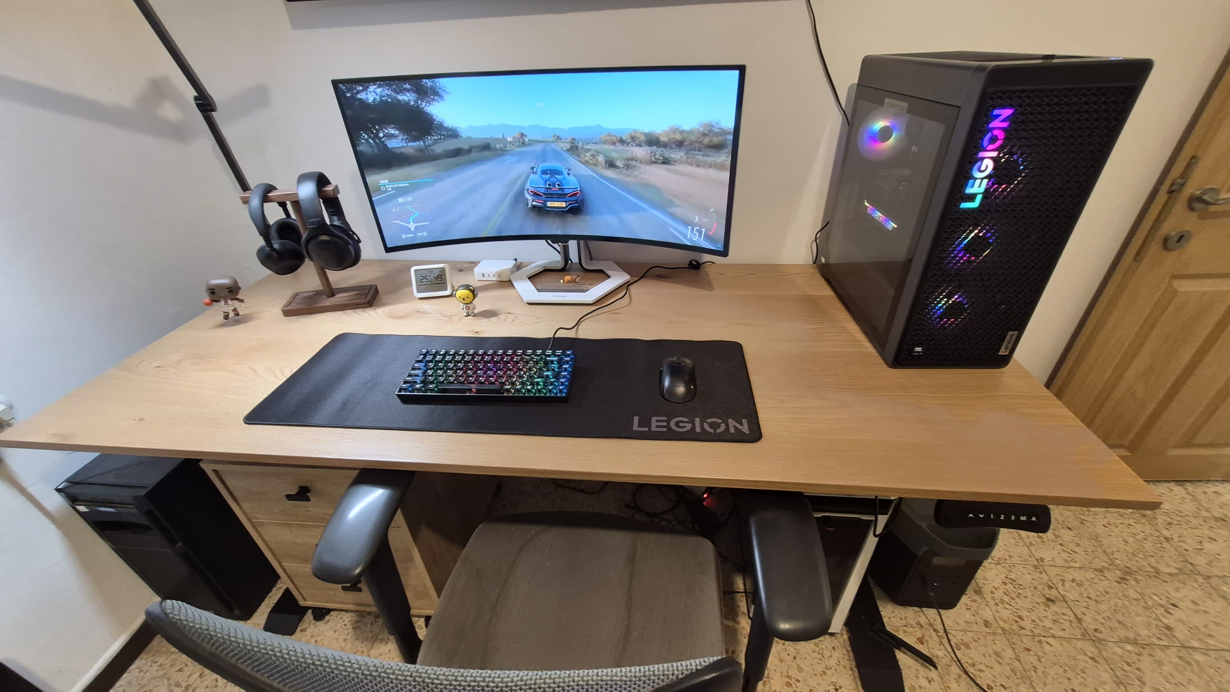 TechNPeople's tweet card. טכנולוגיה ואנשים - סקירה על שולחן העמידה Stand Up Desk של חברת סמייל אופיס, השולחן מגיע עם שני מנועים, פלטה לבחירה ומספק חוויה של עמידה ועבודה ביחד.