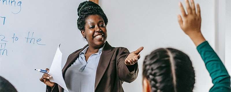 NewsNeus's tweet card. Asking your students good questions is a great way to help them think deeply about their learning. Here are 6 questions Rosenshine suggested you ask students.