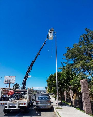 Avanhgo's tweet card. Pachuca de Soto, Hgo.- El gobierno municipal, a través de la Dirección de Alumbrado Público de la Secretaría de Servicios Municipales, lleva a cabo trabajos de modernización del sistema de iluminac…