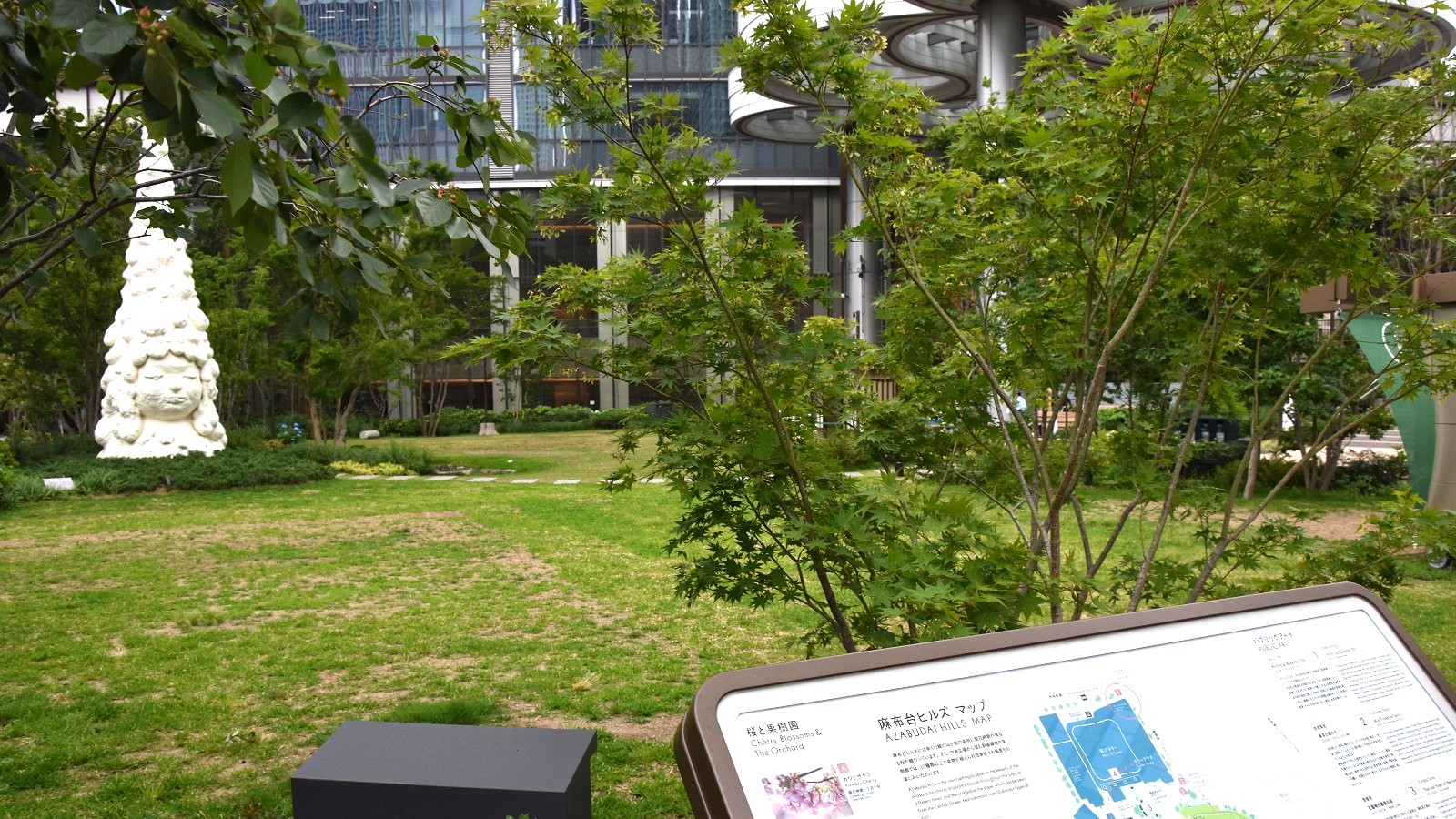 kenplatz_ed's tweet card. 　森ビルが都内で開発した大型複合施設「麻布台ヒルズ 森JPタワー」と「虎ノ門ヒルズ ステーションタワー」の2棟の超高層タワーが、施設の共用部の環境を評価する「WELL Core」で最上位の「プラチナ本認証」を日本で初めて取得した。