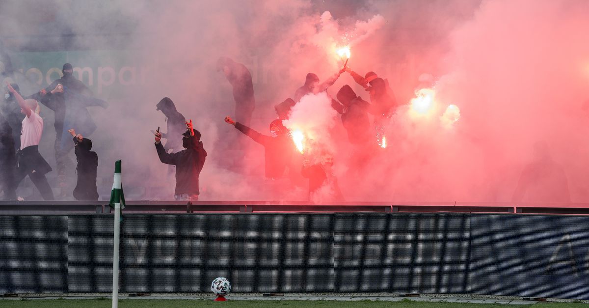 nrc's tweet card. Supportersgeweld: Feyenoord heeft al jaren problemen met de eigen harde kern. Uit onderzoek van NRC en het BNNVARA-programma BOOS blijkt dat de club veroordeelde fans heel dicht bij zich houdt en hen...