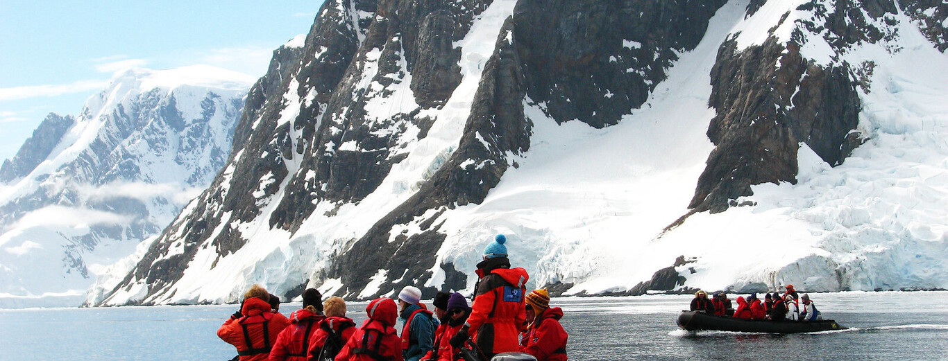 xataka's tweet card. “La Antártida no es un continente unificado, sino un gigantesco muro de hielo, como cuentan en Juego de Tronos, que rodea los continentes de la Tierra”. De...