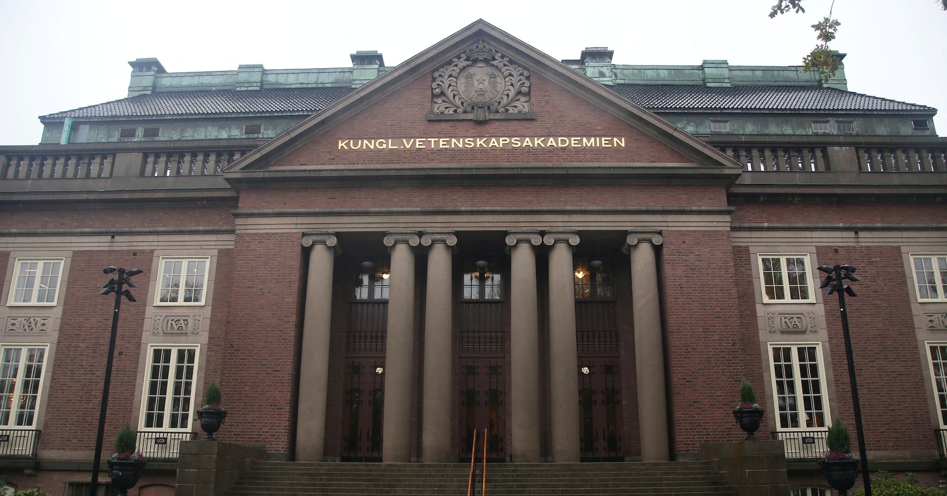 ReshamEcon's tweet card. The trio won for research that explored the aftermath of colonisation to understand why global inequality persists today.