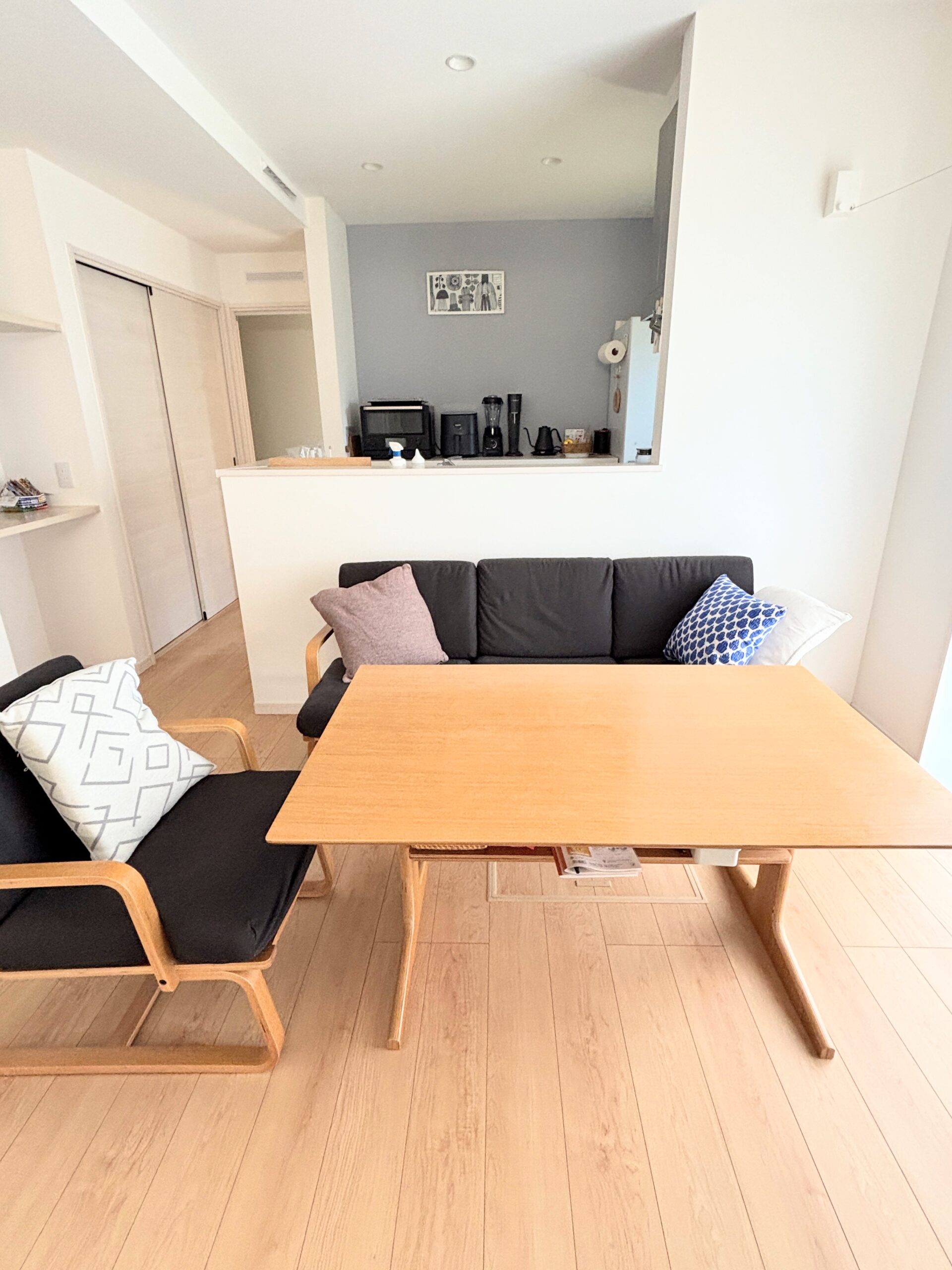 rinsimpl's tweet card. おはようございます、Rinです。 うちの夫は筋金入りのポジティブ星人です。先月、転勤になったのですが、新しい配属先に出勤する数日前に、ほんの少しだけ不安を漏らしたことがありました。本当に一瞬だけです。 ところが、いざ出勤してしまえば、翌日は