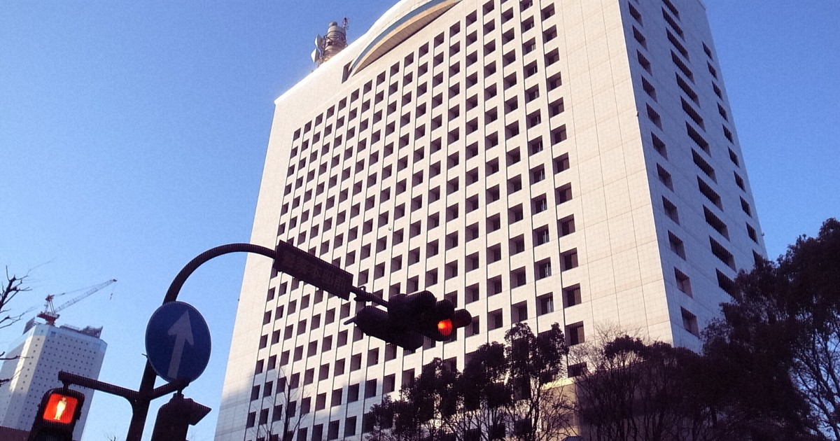 mainichijpnews's tweet card. 　交番で当直勤務中に不適切な交際をしたとして、神奈川県警監察官室は7日、秦野署地域課の40代男性巡査部長と20代女性巡査を、いずれも減給10分の1（1カ月）の懲戒処分とした。