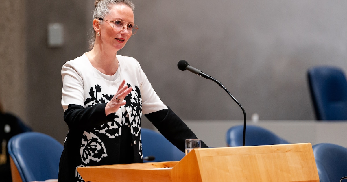 Lisawesterveld's tweet card. Het tekort aan personeel in ziekenhuizen dreigt verder op te lopen door de extra bezuinigingen op de zorg die de Tweede Kamer deze week heeft afgesproken. Minister Fleur Agema (Volksgezondheid) zegt...