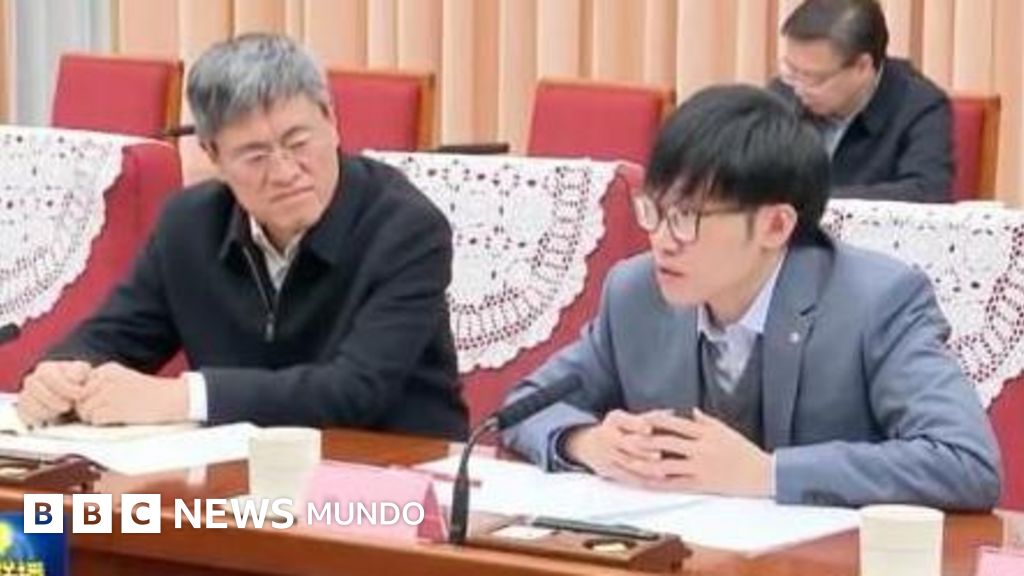 SnapexApp's tweet card. El empresario Liang Wenfeng, de 40 años, es la cabeza de DeepSeek, el chatbot que ha surgido como el mayor desafío de las firmas de EE.UU. en inteligencia artificial.