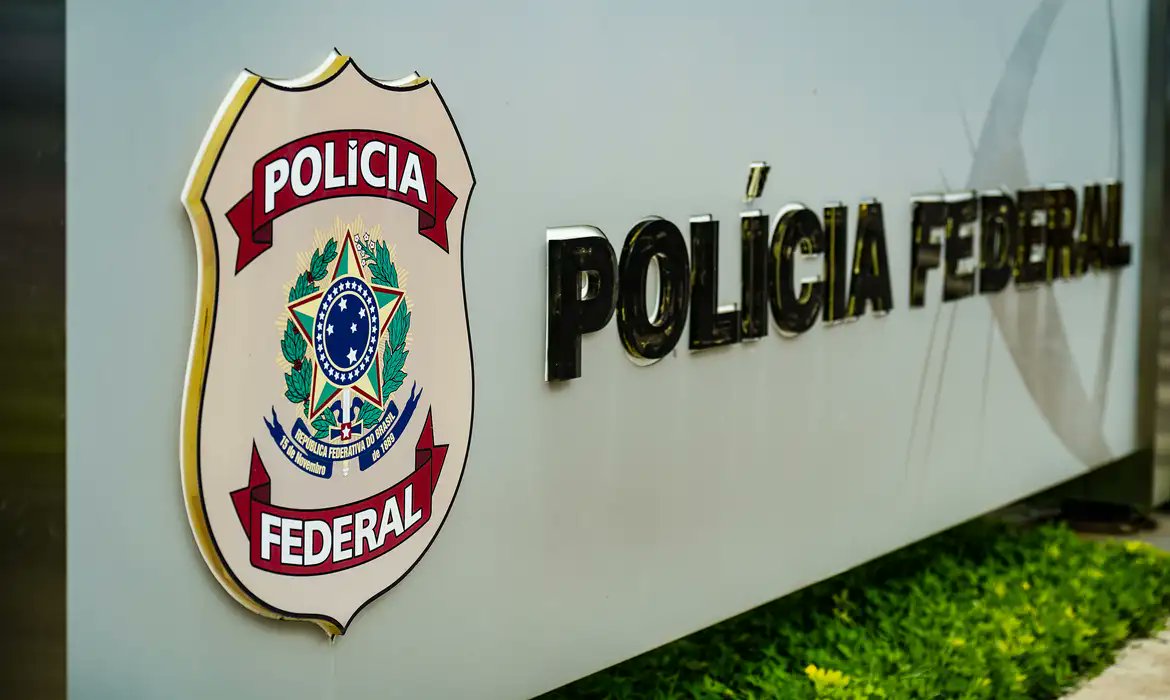 ocafezinho's tweet card. Policiais federais prenderam nesta quinta-feira (12) quatro acusados de integrar uma organização criminosa especializada na propagação de
