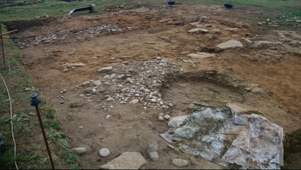 elpuntavui's tweet card. Al poblat medieval, situat al mateix espai de Roda de Ter, han completat la zona del celler amb una estança en desús