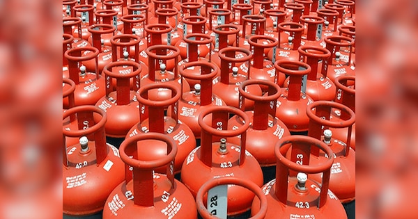 manojmathur_'s tweet card. केंद्र सरकार ने रक्षाबंधन और ओणम के शुभ अवसर देशवासियों को एलपीजी गैस सिलेंडर (LPG Gas Cylinder) की कीमत में 200 रुपये की छूट देकर सौगात दी थी. इसी के साथ सरकार एक बार फिर से देशवासियों को नई सौगात...