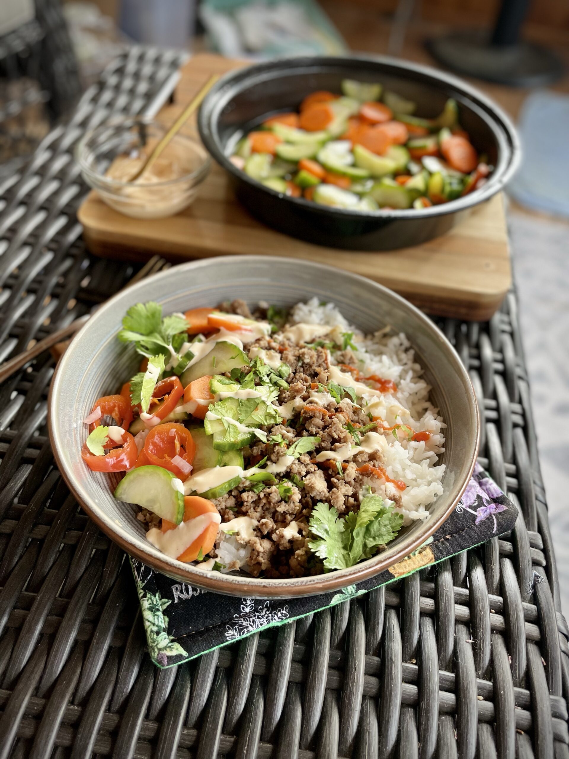 Catnipkombucha's tweet card. These banh mi bowls are loaded with aromatic and salty sweet meat, fluffy rice, crunchy veggies, and a spicy sauce.