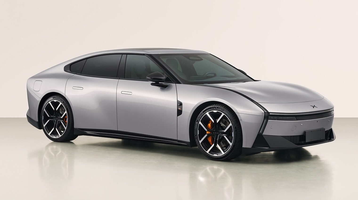 TeslaMagazinSK's tweet card. Dizajnovo veľmi zaujímavý Xpeng P7 novej generácie, ktorý by mohol byť dostupný aj na Slovensku, odhalil prvé špecifikácie.