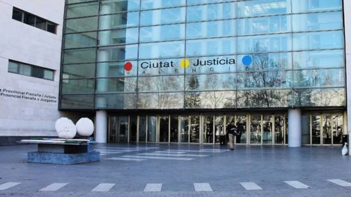 ValenciaSucesos's tweet card. Condemnat a sis anys de presó per robar a una àvia i aganivellar el menor que el va perseguir a Sueca