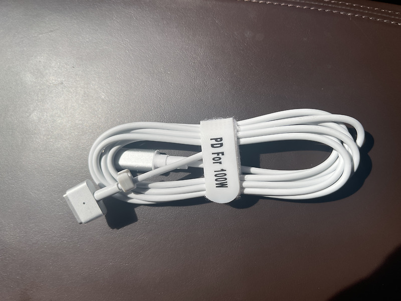 quantumcode08's tweet card. 이번에 구매한 맥세이프 100W용 PD충전 케이블 구형 맥북의 맥세이프에 사용이 가능하며 가격은 택배비 포함 2만원에서 2만5천원 정도 며칠 사용해보았는데 애플에서도 정품으로 구형 PD 맥세이프가 나왔으면 하는 생각을 해본다. 큰 충전기를 안 가지고 다니고 전에 구매한 UM2 200W가 지원되는 충전기에 사용하니 충전기 하나에 맥북도 충전하고 다른 포트로...