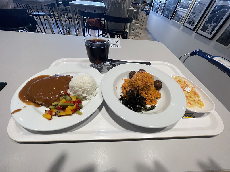 quantumcode08's tweet card. 오늘 이야기할 것은 이케아의 가구 리뷰가 아니라 이케아의 식당을 짧게 리뷰해 보도록 하겠다. 요즘 벚꽃도 피고 나들이 가기 좋은 날씨 주변에 어디 갈 곳 없나 찾아보다가 무심코 이케아나 가볼까 하는 생각에 운전을 시작했다. 오늘 찾아간 곳은 이케아 고양점이다. 사실 가구에 관심은 그다지 없지만 전에 봤던 식당이 생각 나서다. 그때는 코로나 때문에...